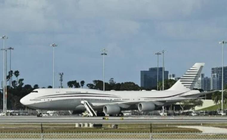 Democrats hold up Trump appointments over Qatari jet gift