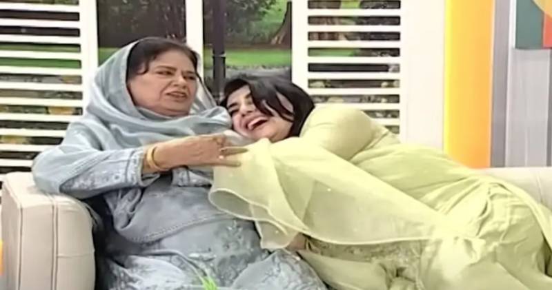Netizens troll Javeria Saud’s loud laugh and comments about mother in live show