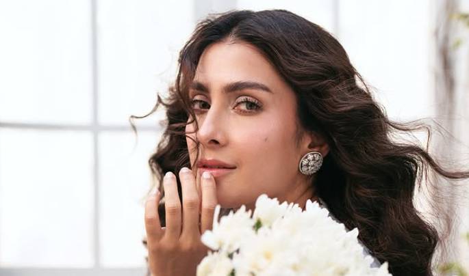 'Main Character Skin': Ayeza Khan drops go-to makeup video from car