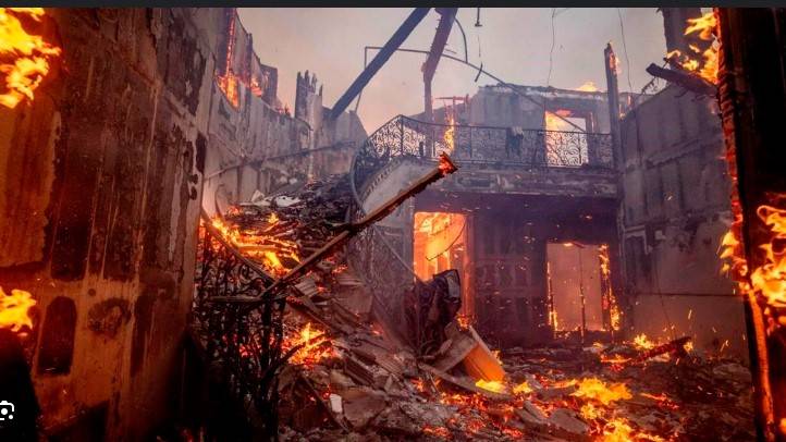 Big Canada wildfire kills two, 1,000 evacuated