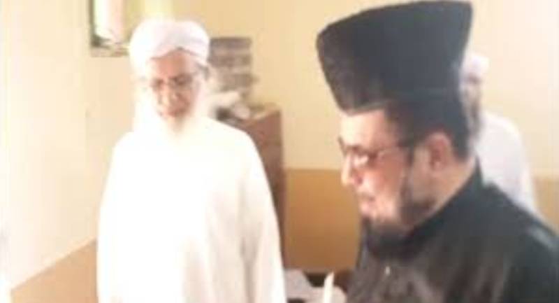 Viral video: Maulana Abdul Aziz throws Mufti Qavi out of Lal Masjid 