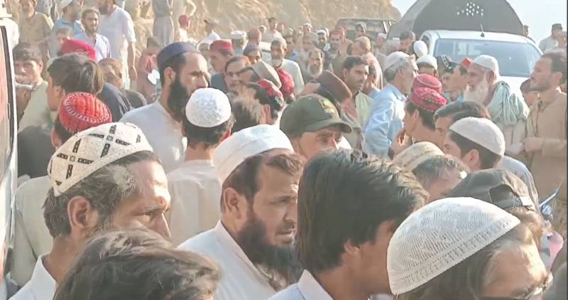Four members of family die as tractor trolley turns turtle in KP