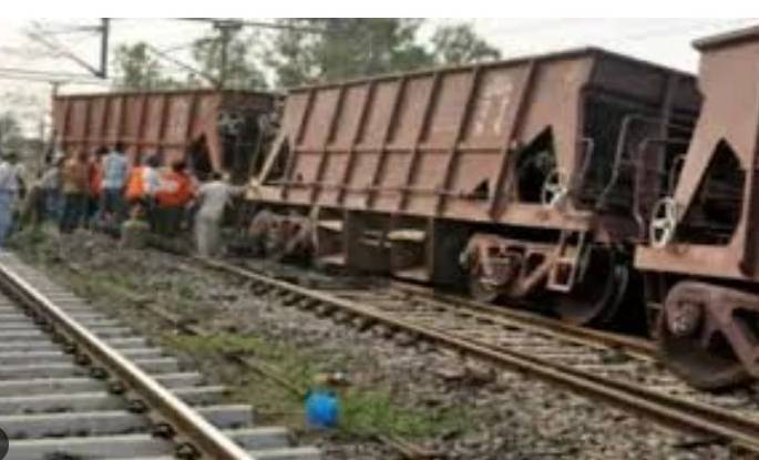 Freight train derails in Matiari 