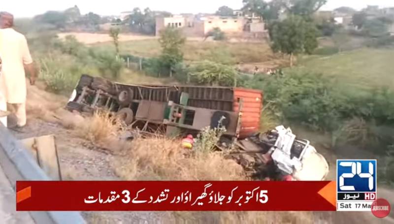 Three die as truck hits mini-bus on Motorway near Jaranwala