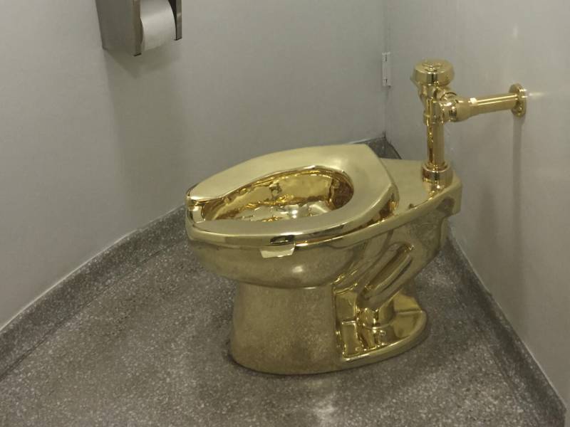 UK man gets two-year suspended term for gold toilet theft