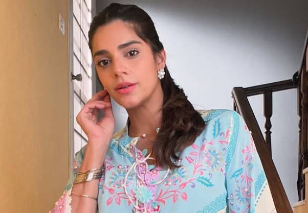 VIRAL: Sanam Saeed flaunts baby bump in latest post