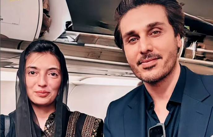 Ahsan Khan meets with Aseefa Bhutto on flight 