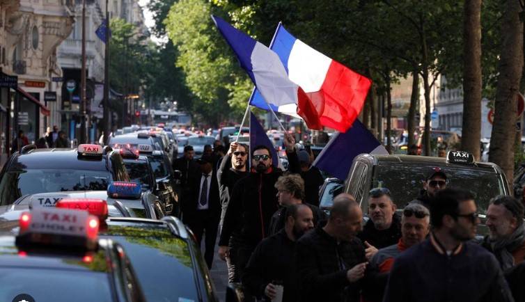 Angry taxi drivers battle Paris police over fare change