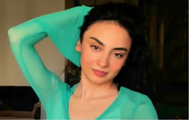 Ushna Shah and Aima Baig react to Mehar Bano’s sensational belly dance moves