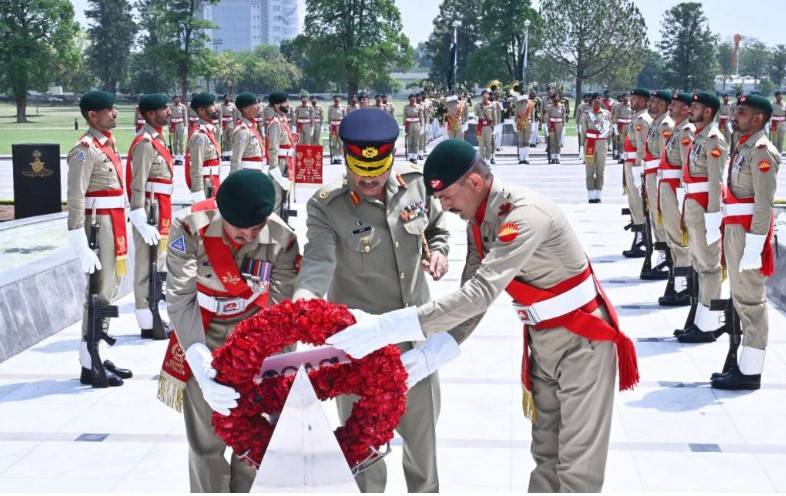 Field Marshal Asim Munir lays floral wreath at martyrs' memorial 