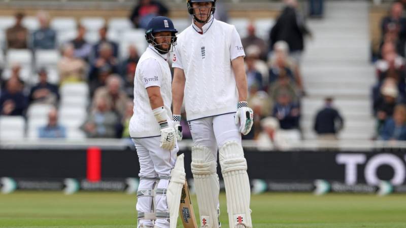 Duckett and Crawley lead England run-spree against Zimbabwe