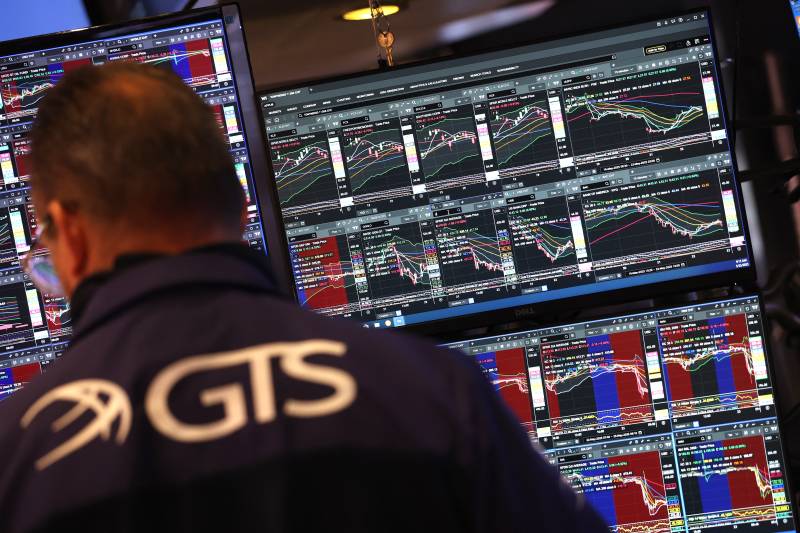 US stocks tumble on latest Trump tariff threats