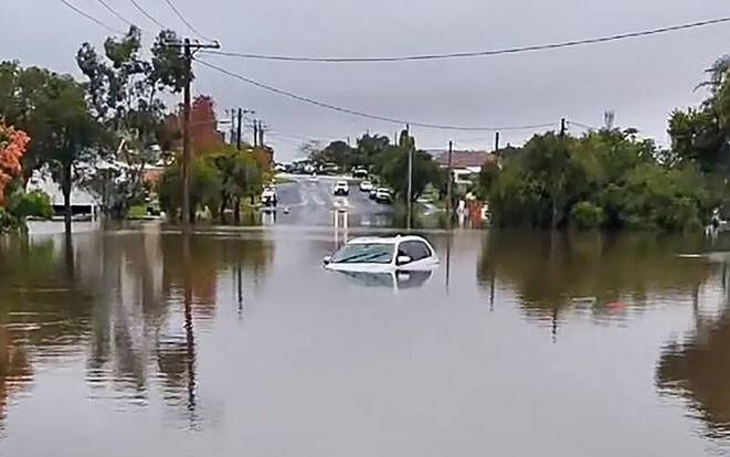 Thousands remain isolated as floods ease in eastern Australia