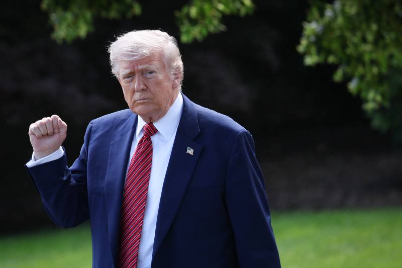 Trump expands Apple tariff threat to all smartphones