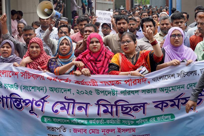Bangladesh government workers protest tax authority reform