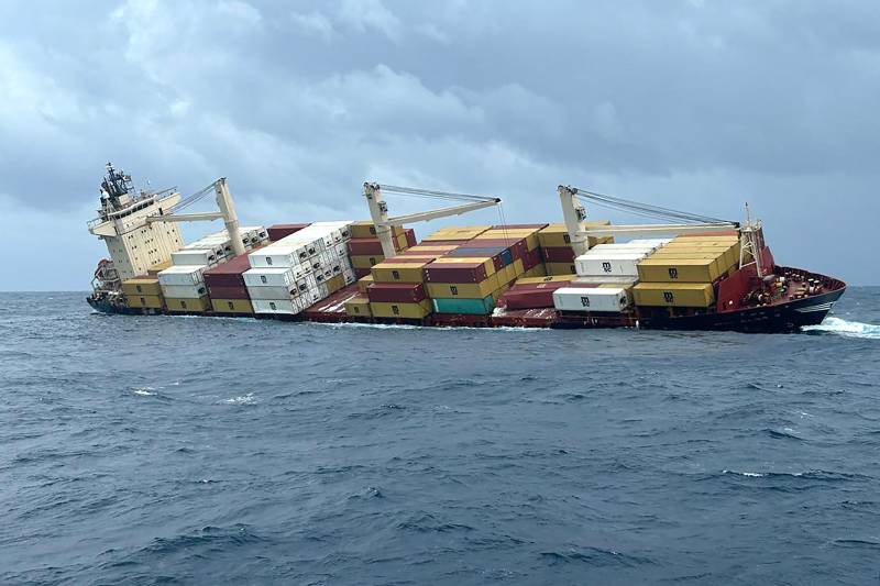India races to contain oil spill after container ship sinks