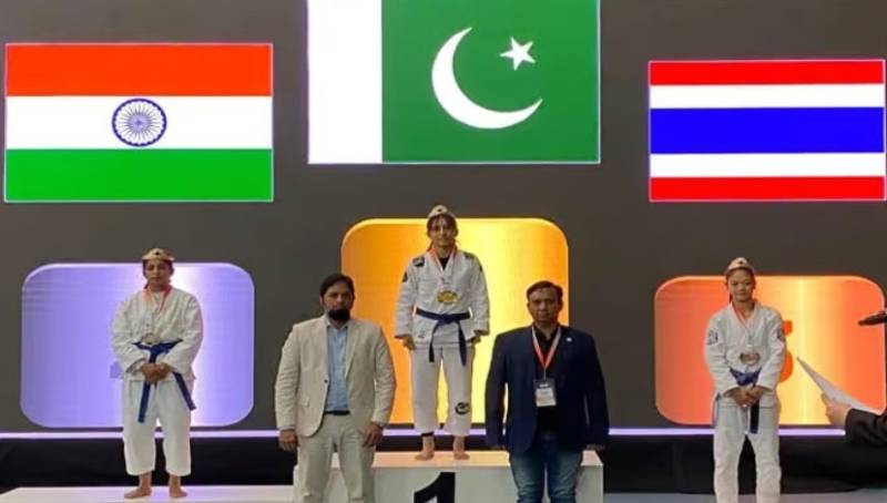 Pakistani boxer Bano Butt knocks Indian rival out