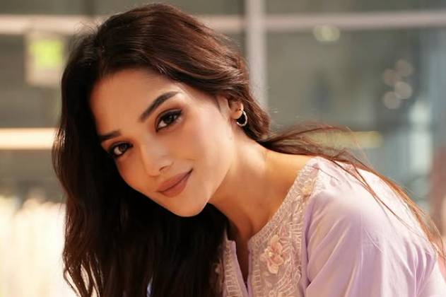 Romaisa Khan melts hearts with jaw-dropping snippets 