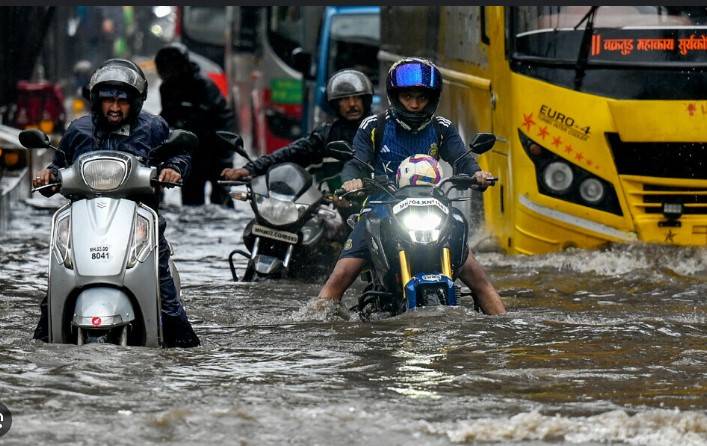 India's monsoon lashes Mumbai as rains arrive early