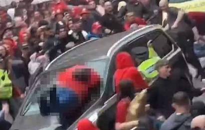 Car crushes 27 football lovers during Liverpool's Premier League victory parade 