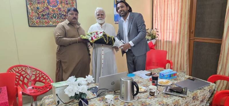 Cardinal Coutts meets minority rights activists in Karachi