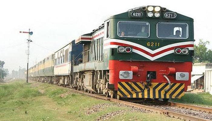 Karachi Express narrowly escapes major mishap near Nawabshah