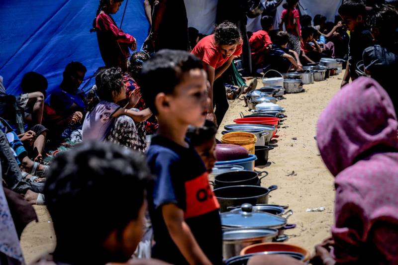 Thousands rush into new aid distribution centre in south Gaza