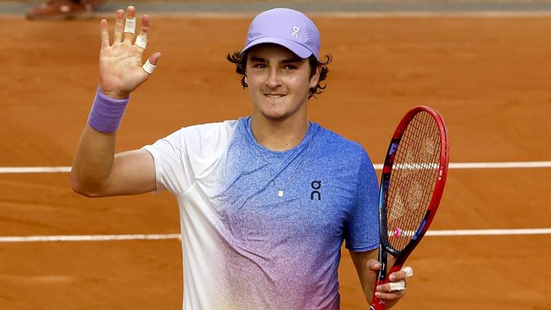 Fonseca frenzy as Brazilian stirs memories of Kuerten at Roland Garros