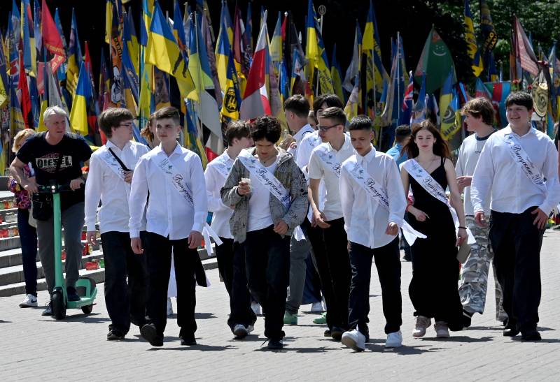 Really worried': Ukrainian pupils mark end of school as war drags on
