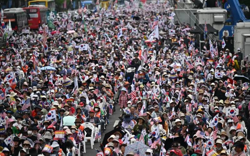 South Koreans rally for presidential hopefuls days before vote