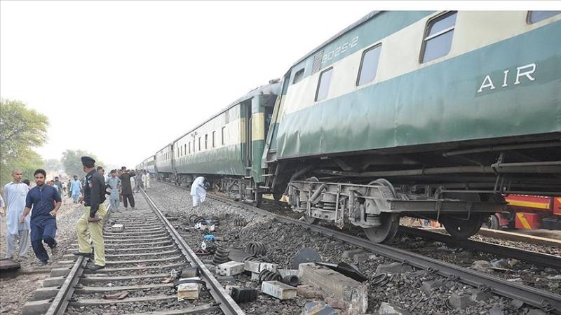 Pakistan Express derails near Mubarakpur in Sindh