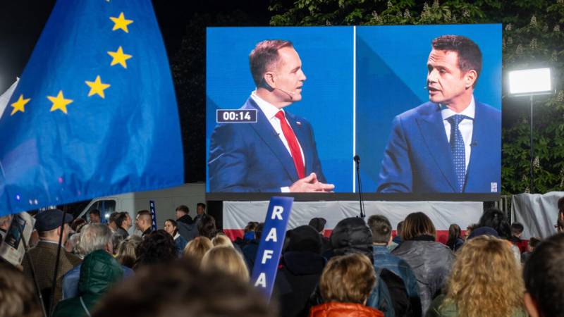 Poland holds knife-edge vote with EU role at stake