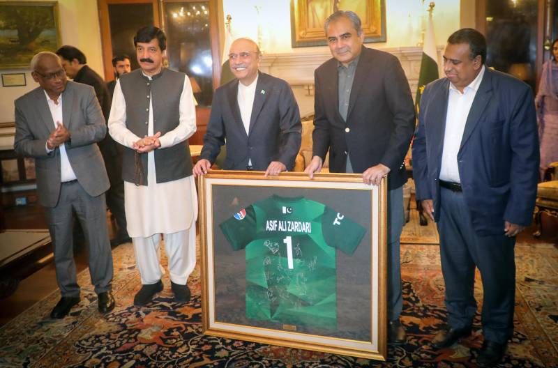 President Zardari stresses need for bringing Pakistan, Bangladesh closer