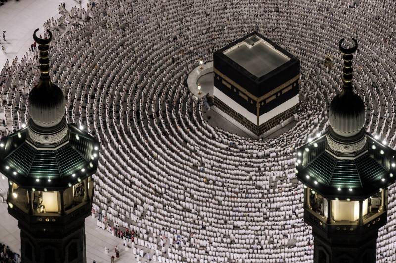Pilgrims come together in Makkah under scorching desert heat