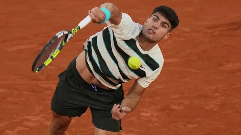 Alcaraz cruises into French Open last four