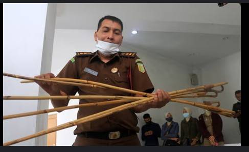 Couple publicly flogged in Indonesia for sex outside marriage