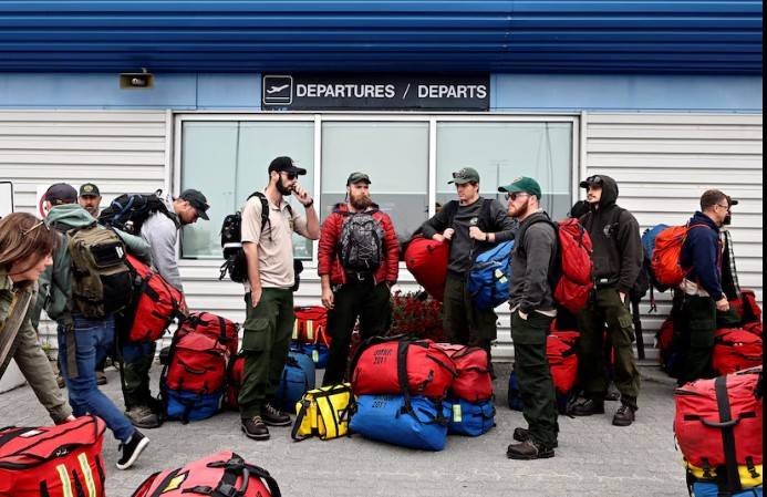 More people leave homes in Canada as huge wildfires spread