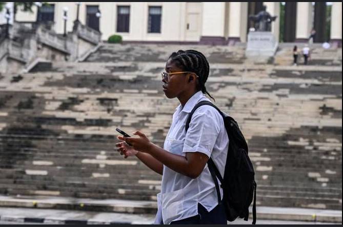 Cuban students call boycott over mobile tariff hikes