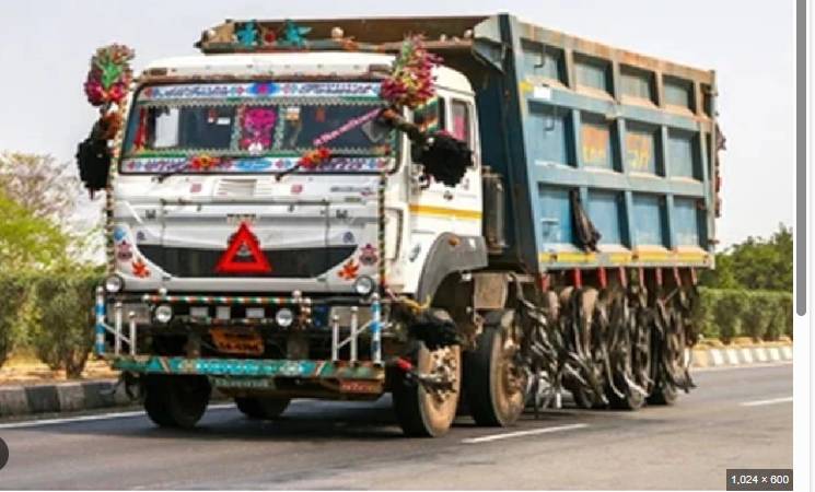 Dumper crushes three persons to death in Ferozewala