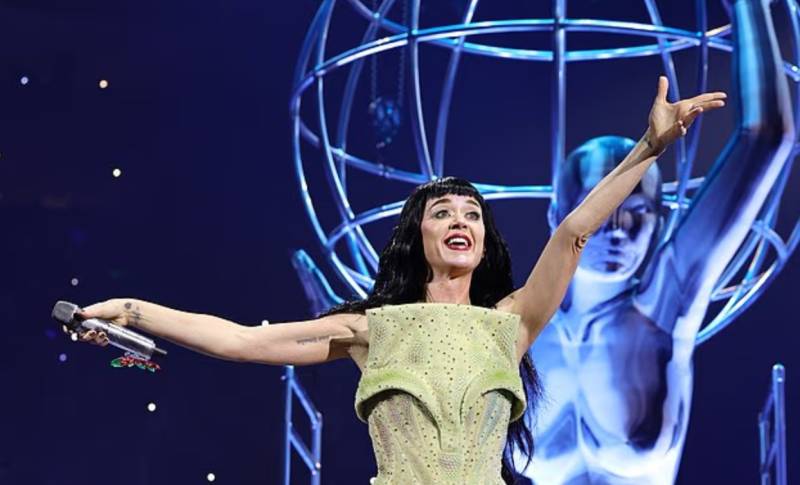 Katy Perry suffers terrifying onstage mishap during Sydney concert of Lifetimes Tour