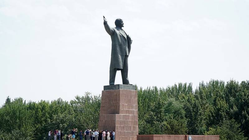 Kyrgyzstan dismantles Central Asia's tallest Lenin statue