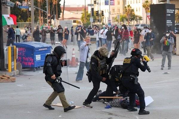 US agents, protesters clash again in Los Angeles over immigration raids