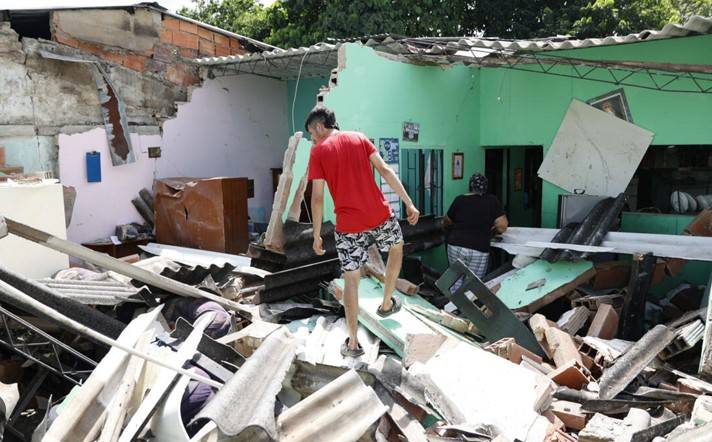 Powerful quake shakes central Colombia, damages buildings