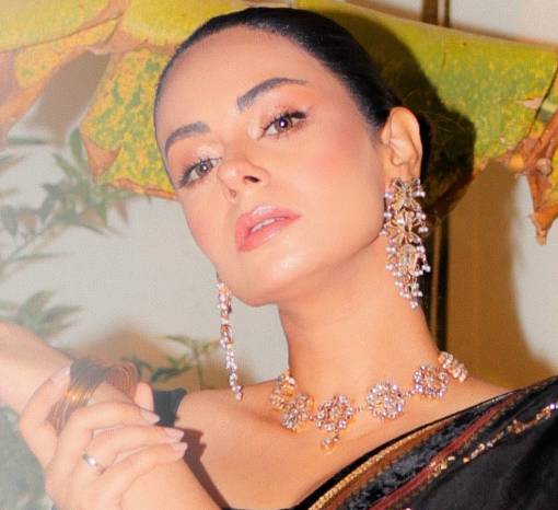 Amar Khan captures Kinza, Yashma, Komal, Momal, Saboor and Sidra caught up in Eid update race