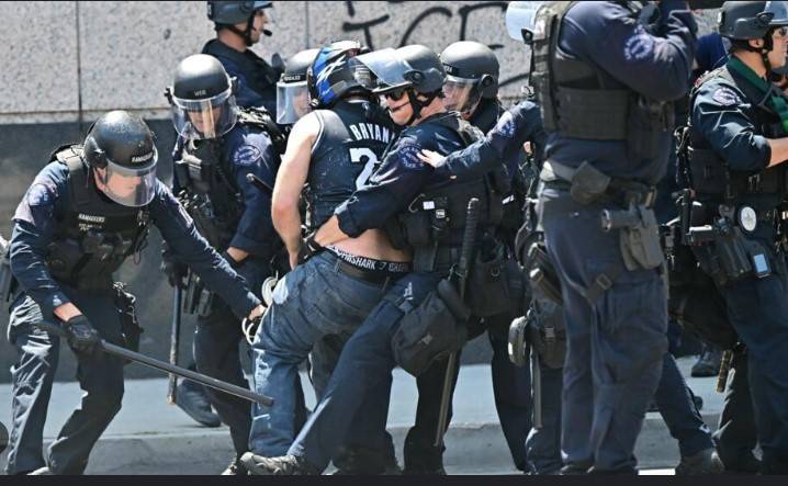 Scuffles in Los Angeles as soldiers sent by Trump fan out