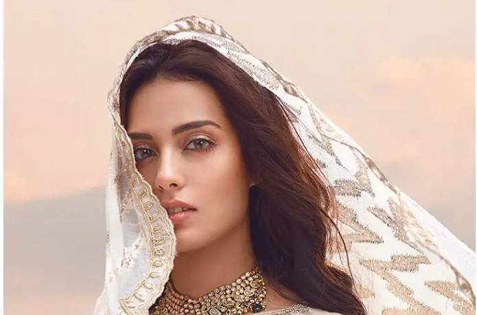 Iqra Aziz wins support from showbiz peers amidst severe skin problem