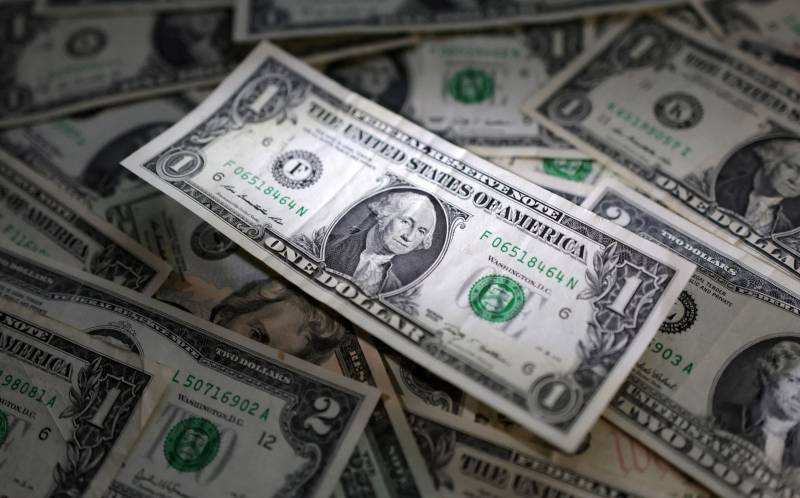 Dollar dives on Trump's new trade threat