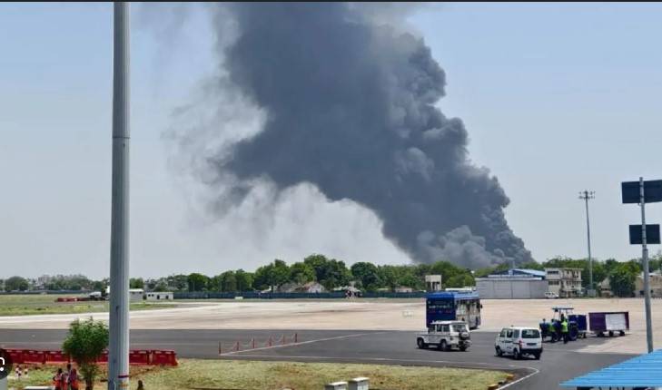 53 Britons among 260 killed as Indian plane crashes in Ahmedabad
