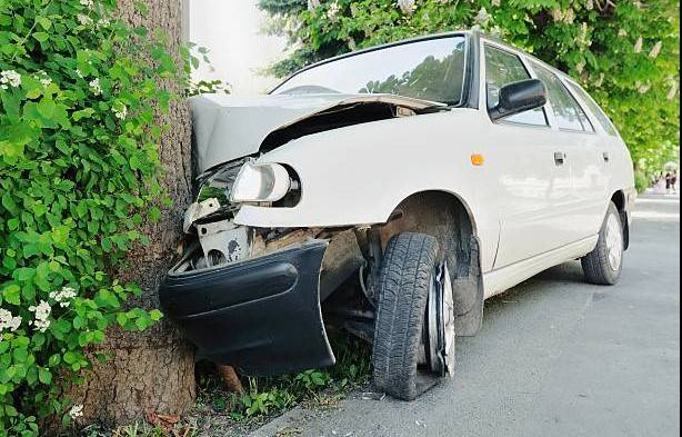 Four die as speedy car crashes into tree on Motorway near Chakwal