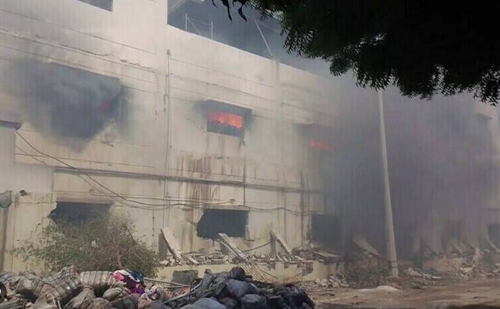 Fire erupts in Landhi building in Karachi